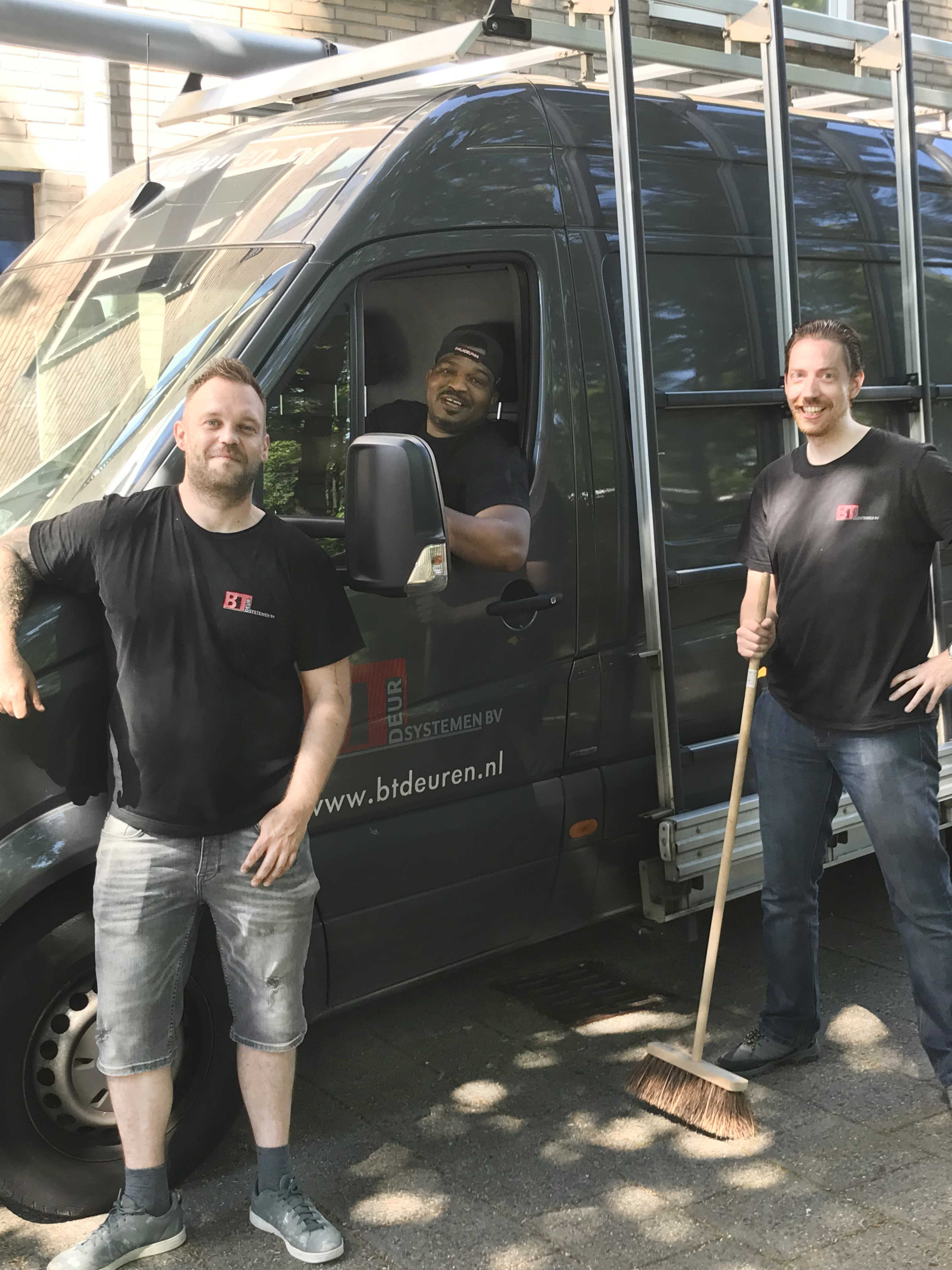 Het team van BT Deursystemen bij de bedrijfsbus